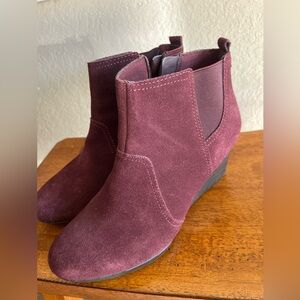 Clarks Maroon Ankle Wedge Suede Booties Zip Up Sides Like New